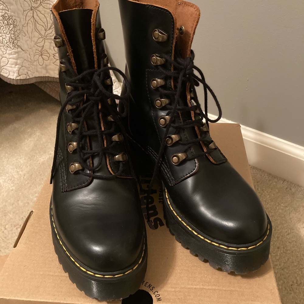 Dr. Martens Leona Boots